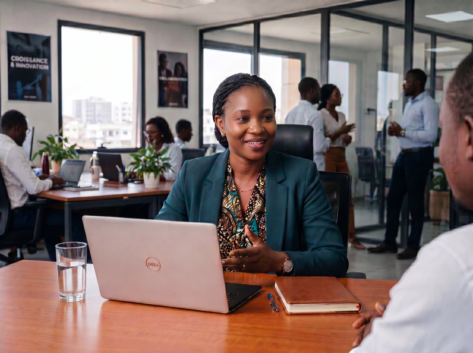 Un dirigeant d'entreprise scelle un partenariat avec un business developer accrédité à Abidjan